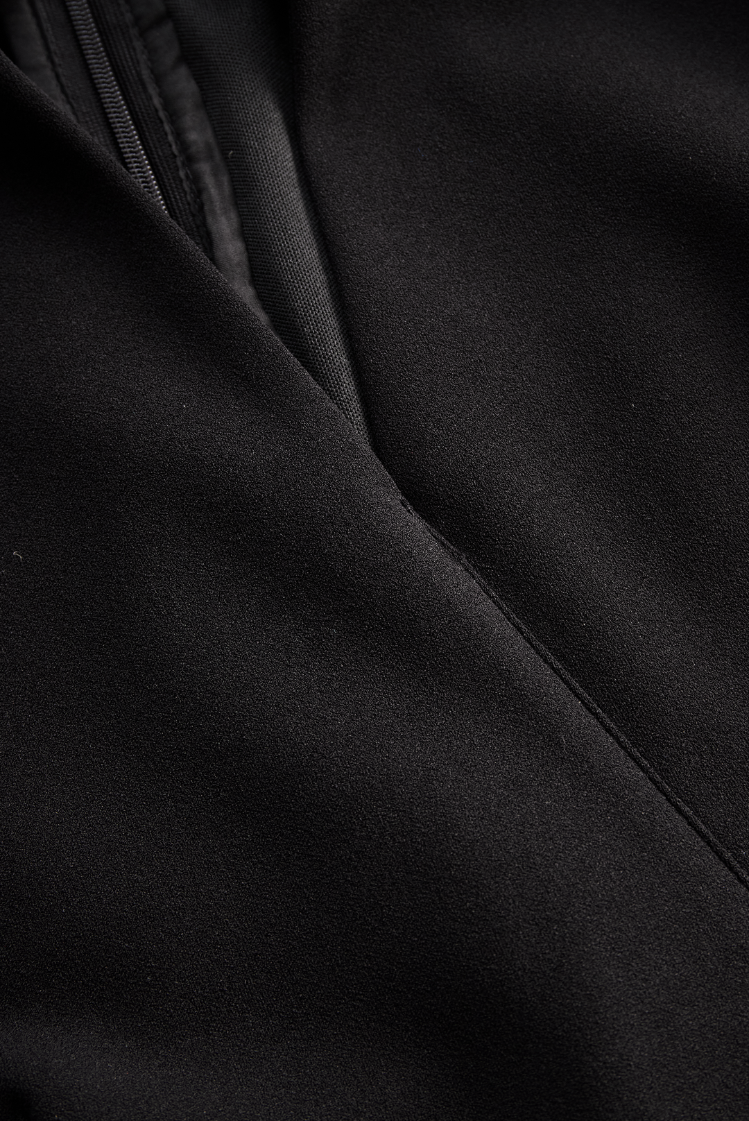 Selvianeé | Refined Black Belted Dress